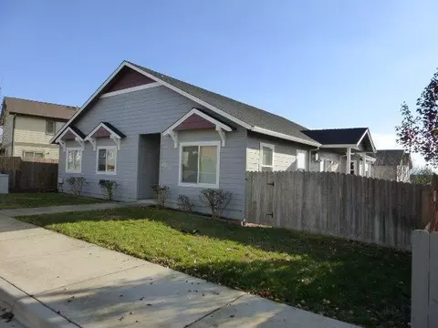 590 Barton Rd, Eagle Point, OR 97524 photo 2
