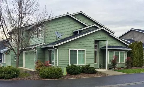 351 Live Oak Loop, Central Point, OR 97502 photo 2