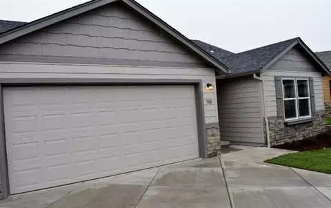 908 Pendleton Dr, Medford, OR 97501 photo 2