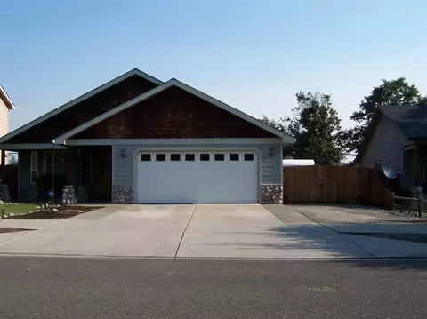 671 Cedar Wood, Eagle Point, OR 97524 photo 2