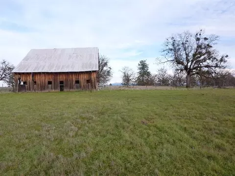 12896 Perry Rd, Central Point, OR 97502 photo 5