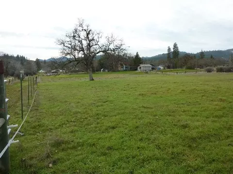 12896 Perry Rd, Central Point, OR 97502 photo 2