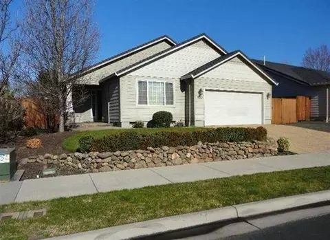 953 Black Wolf Ln, Eagle Point, OR 97524 photo 1
