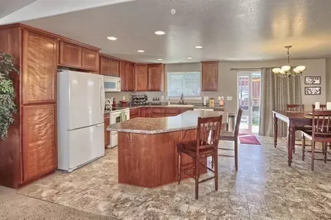 25 Woodcrest Cir, Eagle Point, OR 97524 photo 2
