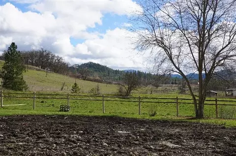 277 Dessery, Eagle Point, OR 97524 photo 1