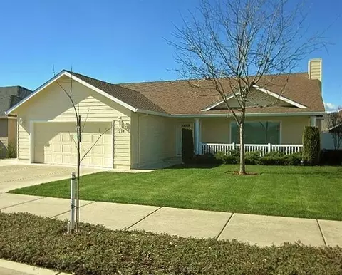 914 Crystal Dr, Eagle Point, OR 97524 photo 2
