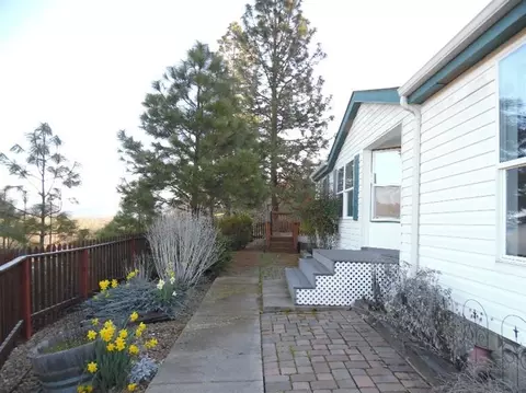 955 Ironwood Dr, Eagle Point, OR 97524 photo 2