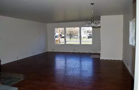 325 S Royal Ave, Eagle Point, OR 97524 photo 5