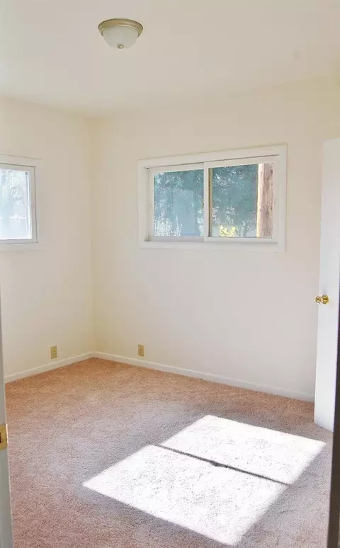 325 S Royal Ave, Eagle Point, OR 97524 photo 17