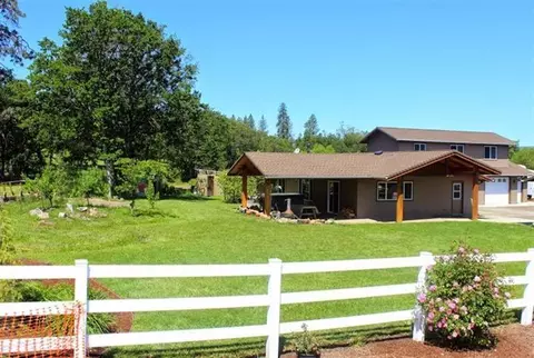 226 Sierra Dr, Eagle Point, OR 97524 photo 2