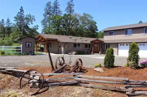 226 Sierra Dr, Eagle Point, OR 97524 photo 1