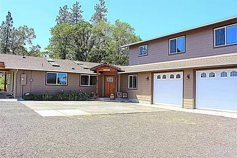 226 Sierra Dr, Eagle Point, OR 97524 photo 3