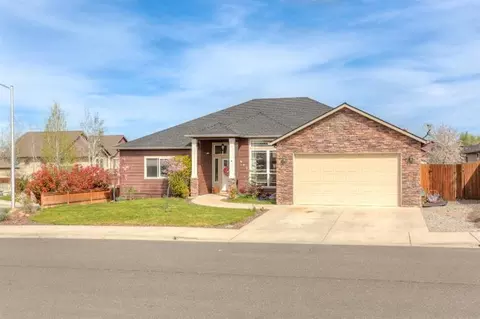 642 Sheffield Dr, Eagle Point, OR 97524 photo 1