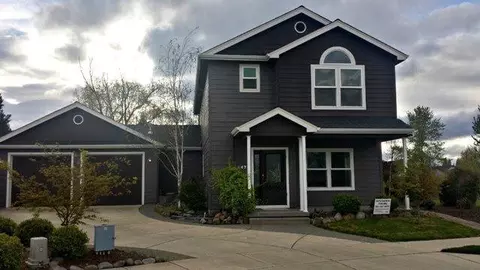447 Richardson Dr, Central Point, OR 97502 photo 2