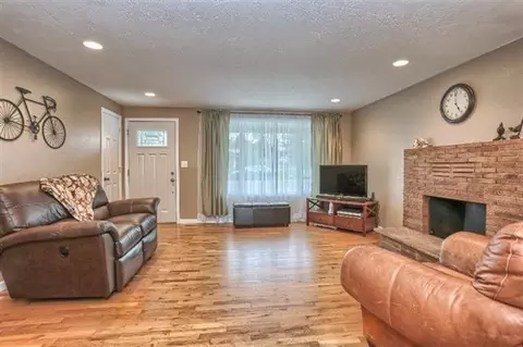305 S Rose St, Phoenix, OR 97535 photo 2