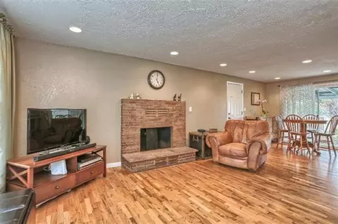 305 S Rose St, Phoenix, OR 97535 photo 3