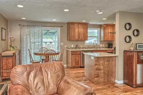 305 S Rose St, Phoenix, OR 97535 photo 4