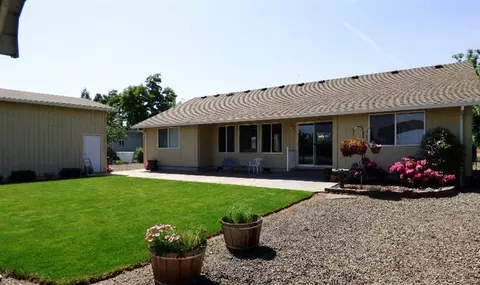 3014 Scenic Ave, Central Point, OR 97502 photo 1