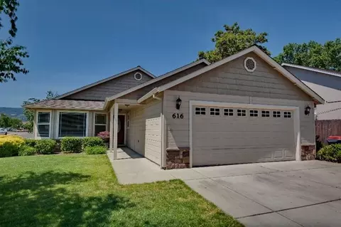 616 John Wayne Dr, Central Point, OR 97502 photo 1