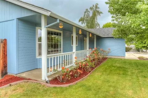 573 C St, Phoenix, OR 97535 photo 4