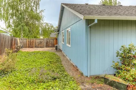 573 C St, Phoenix, OR 97535 photo 26
