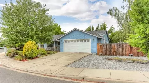 573 C St, Phoenix, OR 97535 photo 1