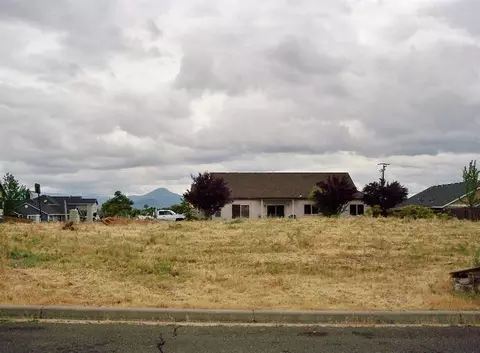 319 Northview Dr, Eagle Point, OR 97524 photo 2