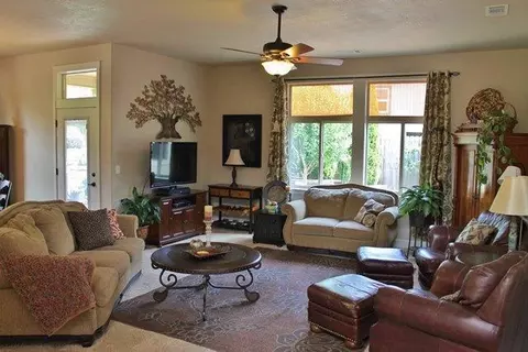 1137 Highlands Dr, Eagle Point, OR 97524 photo 2