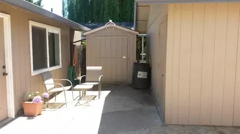 563 Van Wey Cir, Eagle Point, OR 97524 photo 2