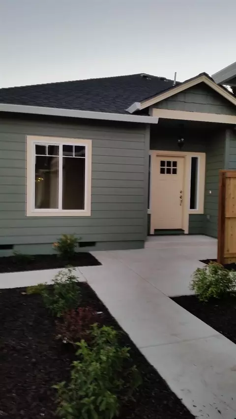 390 Live Oak Loop, Central Point, OR 97502 photo 5