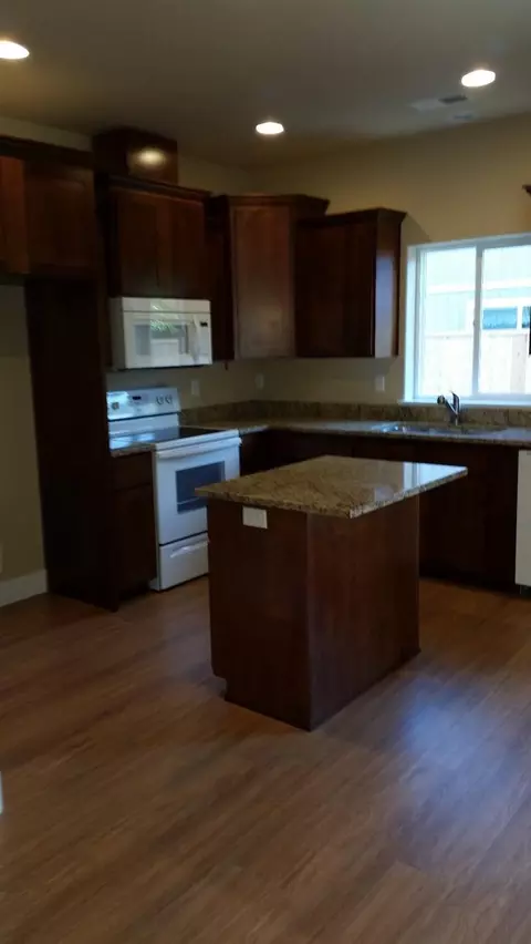 390 Live Oak Loop, Central Point, OR 97502 photo 9