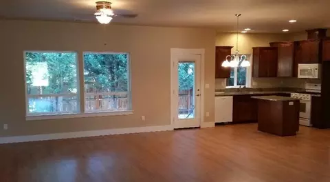 390 Live Oak Loop, Central Point, OR 97502 photo 2