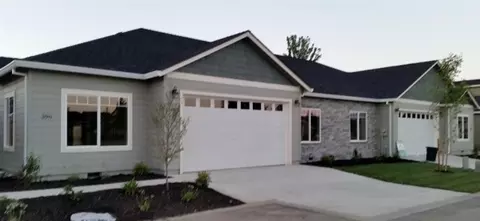 390 Live Oak Loop, Central Point, OR 97502 photo 4