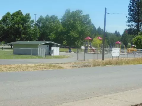 240 S Junction Ave, Cave Junction, OR 97523 photo 4
