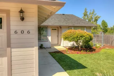 606 B St, Phoenix, OR 97535 photo 7