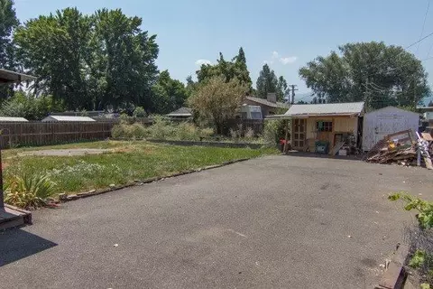 404 S B St, Phoenix, OR 97535 photo 6
