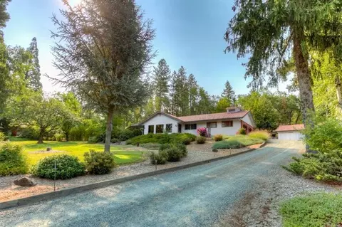 677 Towne St, Grants Pass, OR 97527 photo 4