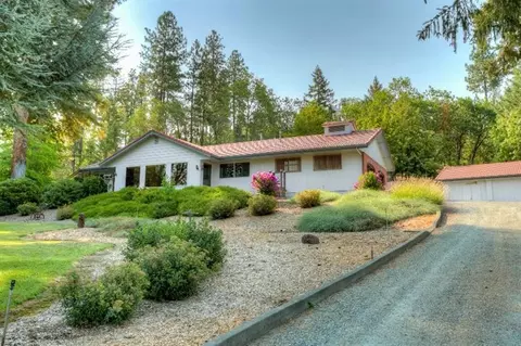 677 Towne St, Grants Pass, OR 97527 photo 2