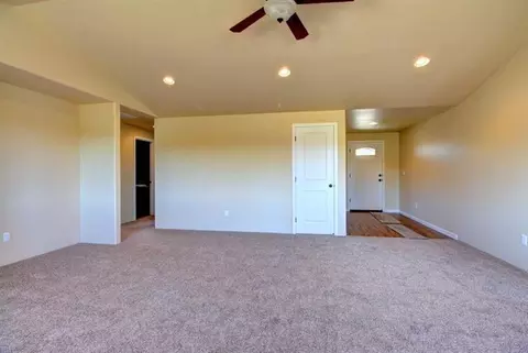 379 N Deanjou Ave, Eagle Point, OR 97524 photo 5
