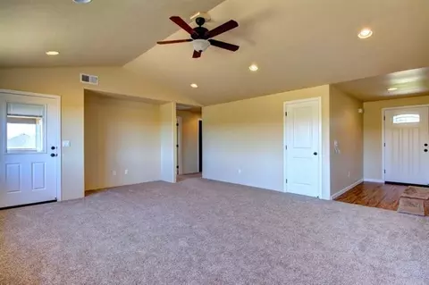 379 N Deanjou Ave, Eagle Point, OR 97524 photo 4