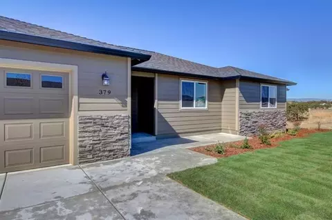 379 N Deanjou Ave, Eagle Point, OR 97524 photo 2