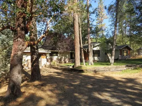 2320 Long Branch Rd, Eagle Point, OR 97524 photo 1