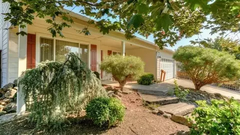 630 Clear View Way, Eagle Point, OR 97524 photo 2