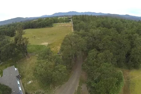 14111 Table Rock Rd, Central Point, OR 97502 photo 2