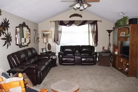2585 Devonshire Pl, Central Point, OR 97502 photo 3