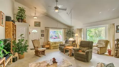 1230 Devonshire Way, Grants Pass, OR 97527 photo 4