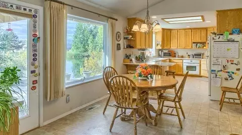 1230 Devonshire Way, Grants Pass, OR 97527 photo 6