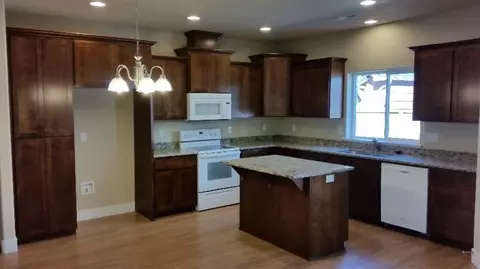 404 Live Oak Loop, Central Point, OR 97502 photo 2