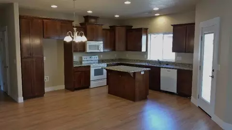 404 Live Oak Loop, Central Point, OR 97502 photo 12