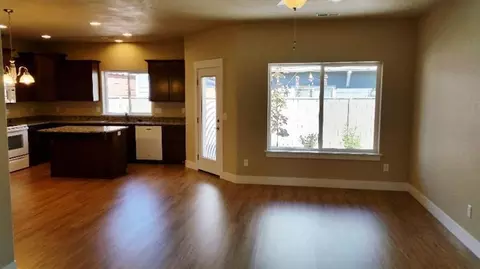 404 Live Oak Loop, Central Point, OR 97502 photo 3